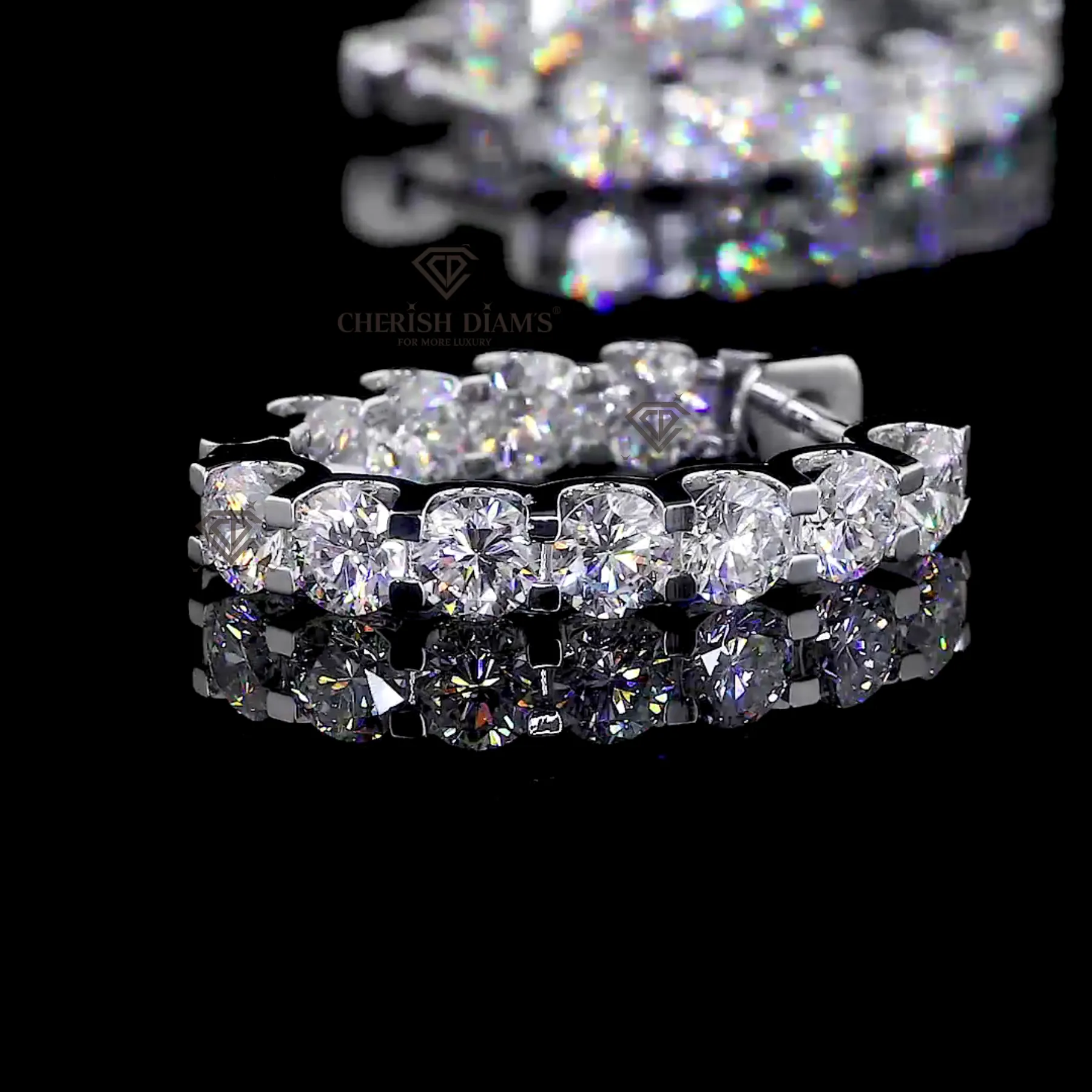 Round Brilliant Diamond Hoop Earrings feature_image 1788929457_graduated-diamond-hoop-earrings.webp.webp